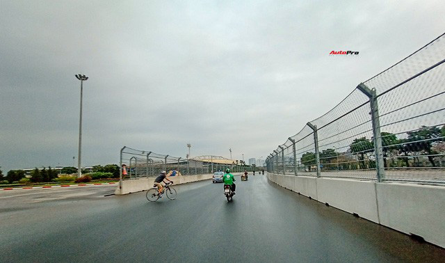Quang cảnh đường đua F1 Hà Nội sau lệnh hoãn: Đại công trường ngổn ngang, công nhân vẫn làm việc - Ảnh 14.