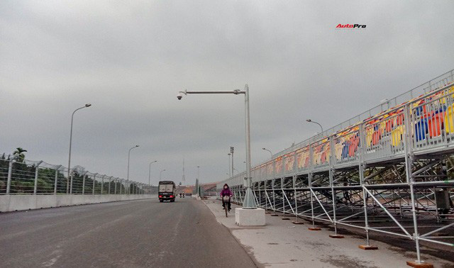 Quang cảnh đường đua F1 Hà Nội sau lệnh hoãn: Đại công trường ngổn ngang, công nhân vẫn làm việc - Ảnh 3.
