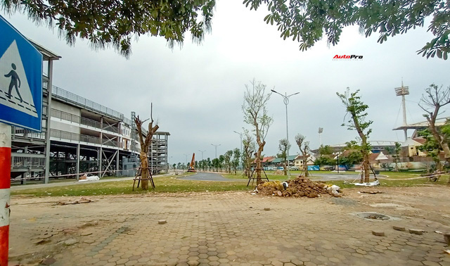 Quang cảnh đường đua F1 Hà Nội sau lệnh hoãn: Đại công trường ngổn ngang, công nhân vẫn làm việc - Ảnh 7.