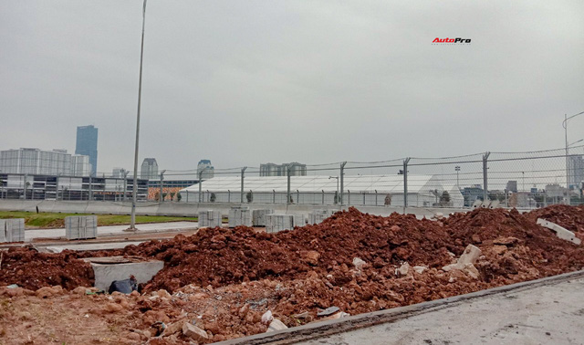 Quang cảnh đường đua F1 Hà Nội sau lệnh hoãn: Đại công trường ngổn ngang, công nhân vẫn làm việc - Ảnh 8.