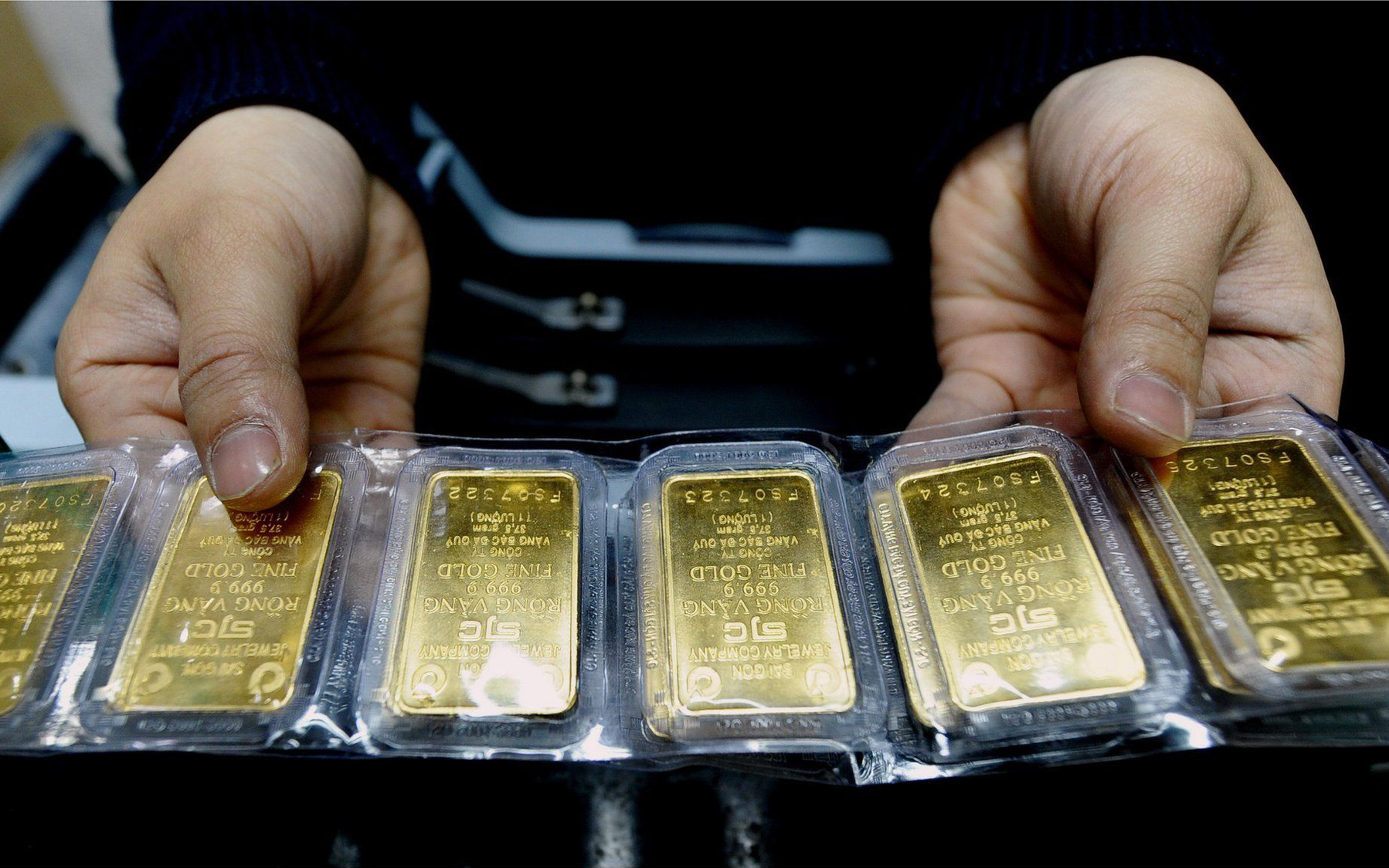 Giá vàng trong nước sáng 17/3 lao dốc, vẫn đắt hơn 4,5 triệu đồng/lượng so với thế giới