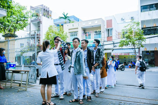 [Ảnh] Học sinh lớp 12 ở Đà Nẵng quay lại trường học sau kỳ nghỉ dài phòng dịch Covid-19 - Ảnh 1.
