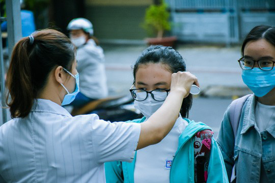 [Ảnh] Học sinh lớp 12 ở Đà Nẵng quay lại trường học sau kỳ nghỉ dài phòng dịch Covid-19 - Ảnh 2.