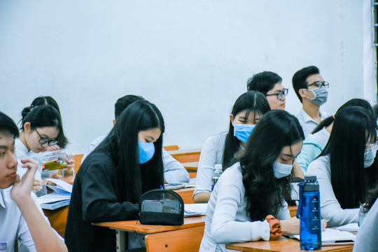 [Ảnh] Học sinh lớp 12 ở Đà Nẵng quay lại trường học sau kỳ nghỉ dài phòng dịch Covid-19 - Ảnh 3.