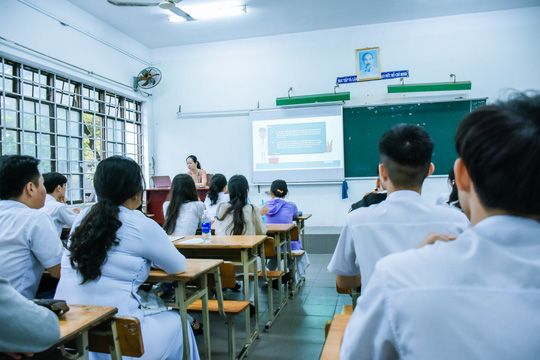 [Ảnh] Học sinh lớp 12 ở Đà Nẵng quay lại trường học sau kỳ nghỉ dài phòng dịch Covid-19 - Ảnh 4.