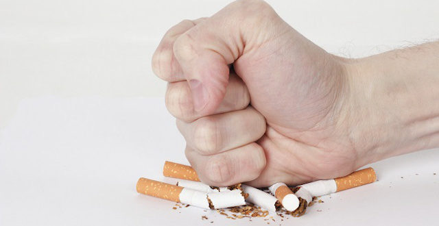 Người hút thuốc lá có tỷ lệ biến chứng nghiêm trọng cao gấp 14 lần khi mắc Covid-19 - Ảnh 1.