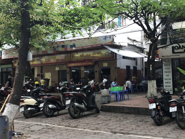 Hà Nội: Hàng loạt quán cafe, quán nhậu vẫn tấp nập mở cửa đón khách bất chấp lệnh đóng cửa để phòng chống COVID-19 - Ảnh 2.