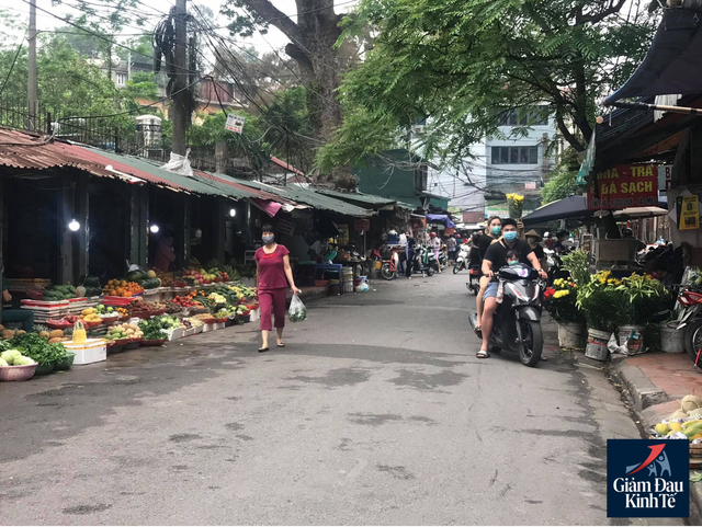 Hoạt động mua sắm tại chợ dân sinh thưa vắng, hàng hóa dồi dào - Ảnh 1. Hoạt động mua sắm tại chợ dân sinh thưa vắng, hàng hóa dồi dào - Ảnh 1.