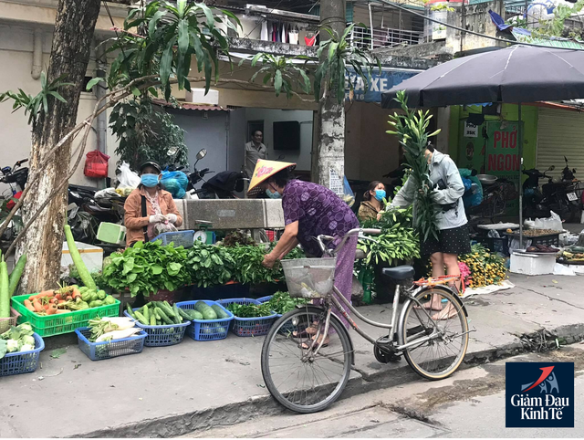Hoạt động mua sắm tại chợ dân sinh thưa vắng, hàng hóa dồi dào - Ảnh 3. Hoạt động mua sắm tại chợ dân sinh thưa vắng, hàng hóa dồi dào - Ảnh 3.