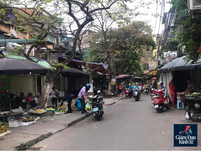 Hoạt động mua sắm tại chợ dân sinh thưa vắng, hàng hóa dồi dào - Ảnh 4. Hoạt động mua sắm tại chợ dân sinh thưa vắng, hàng hóa dồi dào - Ảnh 4.