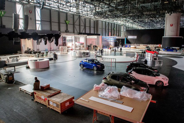 Khung cảnh tan hoang của Geneva Motor Show 2020: Tất cả đắp chiếu chờ tháo dỡ - Ảnh 17.
