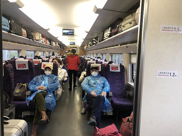 Chuyến tàu quay lại Vũ Hán sau những ngày dịch bệnh: Thông hành bằng mã QR, hành khách còn mặc cả áo mưa và kính bảo hộ - Ảnh 4.