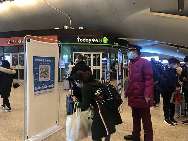 Chuyến tàu quay lại Vũ Hán sau những ngày dịch bệnh: Thông hành bằng mã QR, hành khách còn mặc cả áo mưa và kính bảo hộ - Ảnh 6.