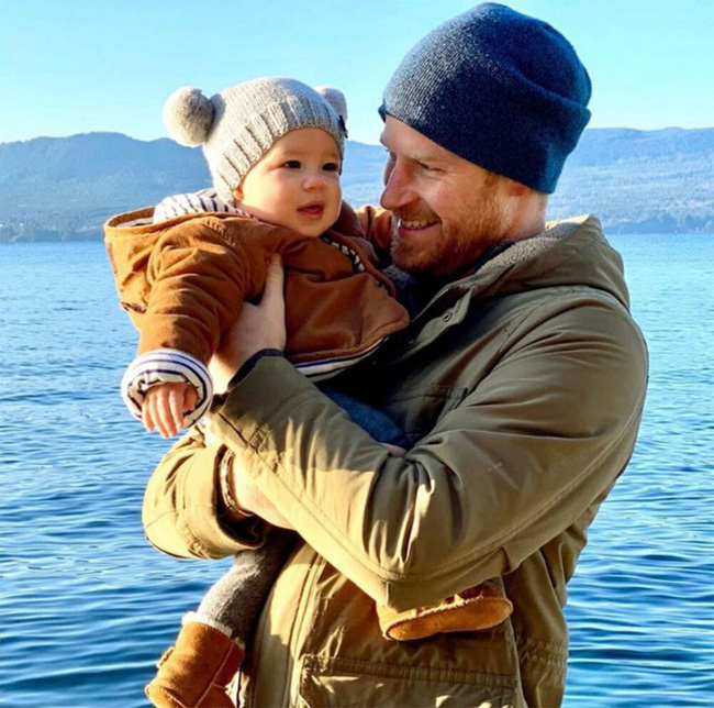Meghan Markle hiếm hoi tiết lộ thông tin mới về con trai Archie nhưng vừa  chia sẻ đã bị ném đá là bà mẹ "vô trách nhiệm"