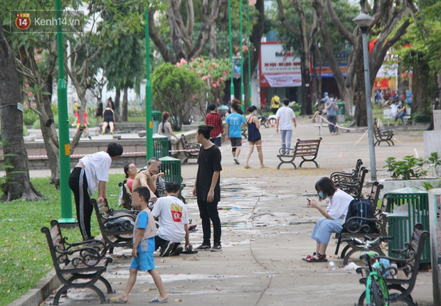 Nhiều người dân không chịu đeo khẩu trang, cố ý gỡ dây phong tỏa để tập thể dục trong công viên ở Sài Gòn - Ảnh 1.