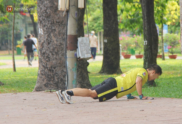Nhiều người dân không chịu đeo khẩu trang, cố ý gỡ dây phong tỏa để tập thể dục trong công viên ở Sài Gòn - Ảnh 13.