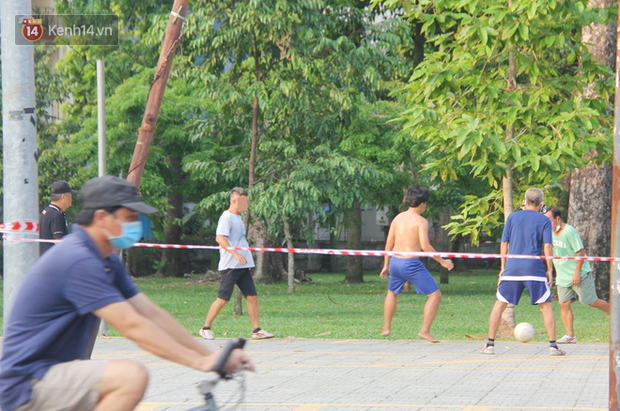 Nhiều người dân không chịu đeo khẩu trang, cố ý gỡ dây phong tỏa để tập thể dục trong công viên ở Sài Gòn - Ảnh 16.