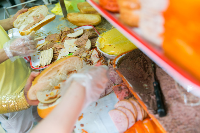Bánh mì Việt Nam, hành trình từ ổ bánh “thượng lưu” cho đến món ăn đường phố làm kinh ngạc cả thế giới - Ảnh 24.