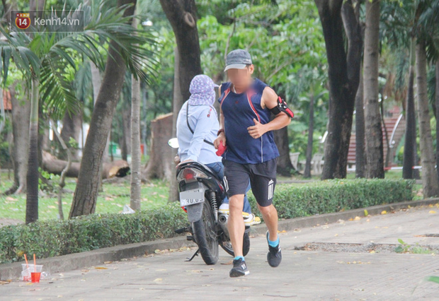 Nhiều người dân không chịu đeo khẩu trang, cố ý gỡ dây phong tỏa để tập thể dục trong công viên ở Sài Gòn - Ảnh 4.