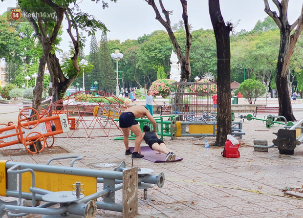 Nhiều người dân không chịu đeo khẩu trang, cố ý gỡ dây phong tỏa để tập thể dục trong công viên ở Sài Gòn - Ảnh 7.