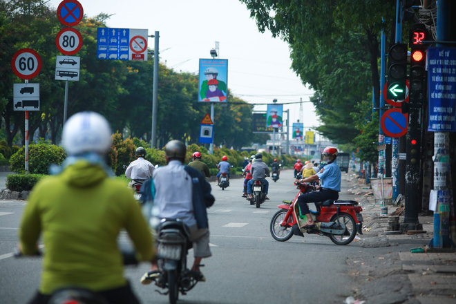 Hãy tận hưởng chuyến đi thông thoáng và an toàn hơn với đèn giao thông đang chờ đón bạn trên đường phố. Hình ảnh sẽ cho bạn thấy sự quan trọng của các đèn đường trong mỗi cuộc hành trình.