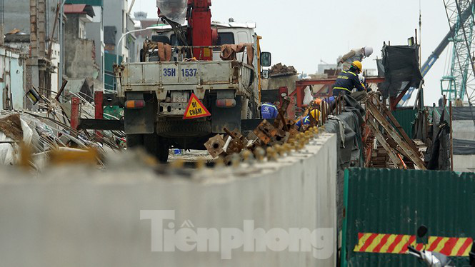 Công nhân đeo khẩu trang căng sức làm việc trên công trường đường vành đai 2 - Ảnh 8.