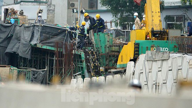 Công nhân đeo khẩu trang căng sức làm việc trên công trường đường vành đai 2 - Ảnh 10.