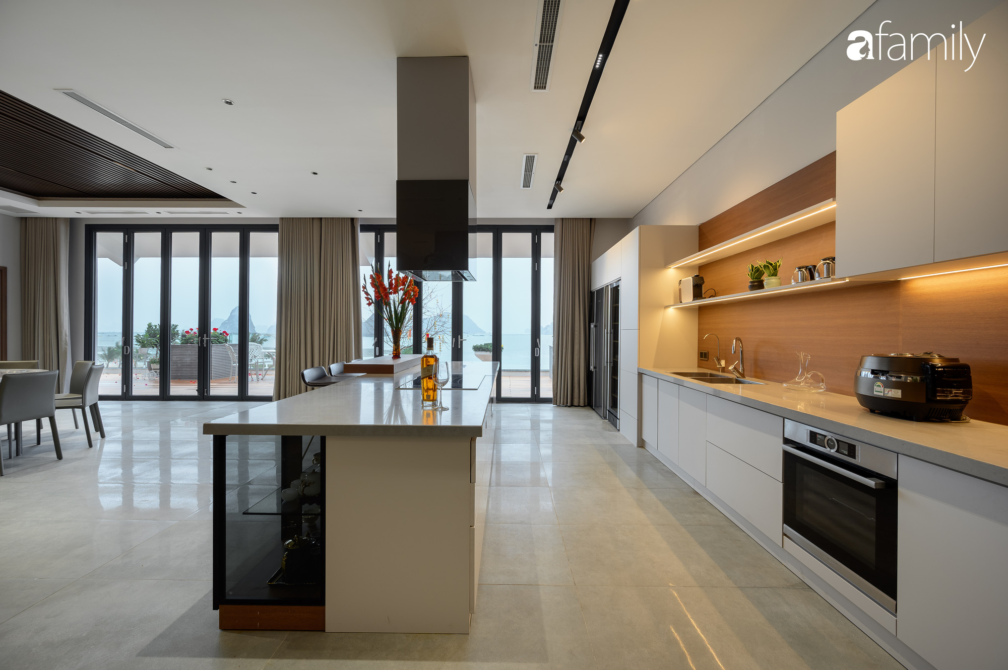 Mê mẩn với căn hộ 350m² có view triệu đô hướng ra bờ biển ở Quảng Ninh, không gian hiện đại nhưng vẫn hòa hợp với thiên nhiên  - Ảnh 7.