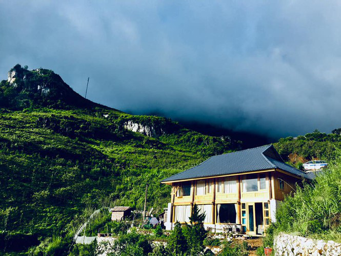 Đẹp ngỡ ngàng \'ngôi nhà gỗ săn mây\' trên đỉnh núi ở SaPa