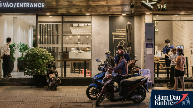 Một loạt quán xá Sài Gòn đã mở cửa trở lại sau chuỗi ngày dài cách ly: Nơi thì tấp nập khách, chỗ vẫn vắng hoe như cũ - Ảnh 18.