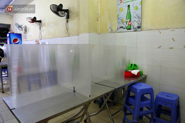 Quán cơm tại Hà Nội lắp kính chắn giọt bắn chống dịch COVID-19 để đón khách: “Hành động đơn giản mà thiết thực” - Ảnh 2.