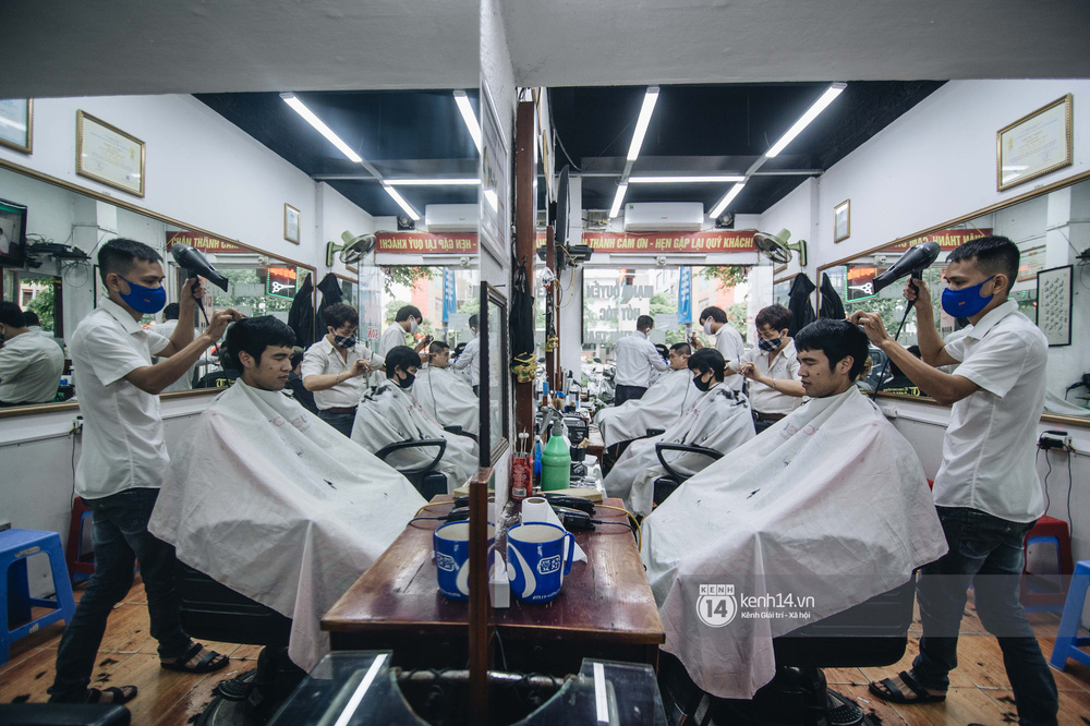 Cái giá của lạm phát Nam giới ở một thành phố đi cắt tóc cạo râu