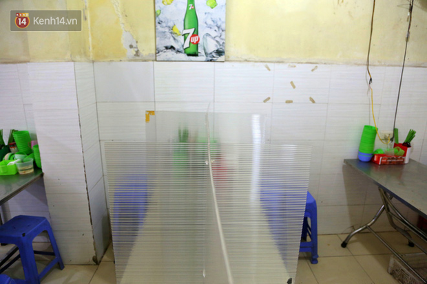 Quán cơm tại Hà Nội lắp kính chắn giọt bắn chống dịch COVID-19 để đón khách: “Hành động đơn giản mà thiết thực” - Ảnh 3.