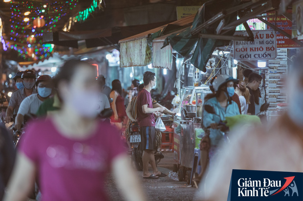 Hàng quán tại khu chợ bình dân nức tiếng nhất Sài Gòn hậu cách ly xã hội: Cảnh tấp nập đã trở lại, người bán và mua vẫn “đề phòng là trên hết” - Ảnh 3.