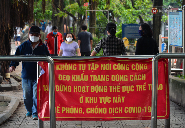 Ảnh: Bất chấp đang trong thời gian cách ly xã hội, các tuyến phố Hà Nội bỗng tấp nập dù không phải giờ cao điểm, nhiều bạn trẻ rủ nhau ra ngoài hẹn hò - Ảnh 2. Ảnh: Bất chấp đang trong thời gian cách ly xã hội, các tuyến phố Hà Nội bỗng tấp nập dù không phải giờ cao điểm, nhiều bạn trẻ rủ nhau ra ngoài hẹn hò - Ảnh 2.