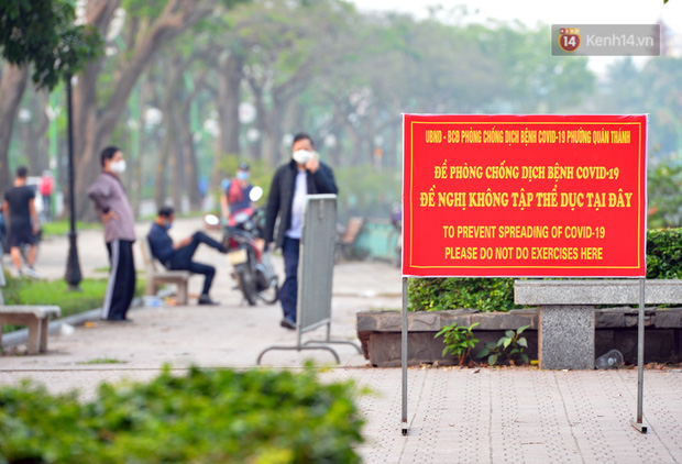 Ảnh: Bất chấp đang trong thời gian cách ly xã hội, các tuyến phố Hà Nội bỗng tấp nập dù không phải giờ cao điểm, nhiều bạn trẻ rủ nhau ra ngoài hẹn hò - Ảnh 13. Ảnh: Bất chấp đang trong thời gian cách ly xã hội, các tuyến phố Hà Nội bỗng tấp nập dù không phải giờ cao điểm, nhiều bạn trẻ rủ nhau ra ngoài hẹn hò - Ảnh 13.