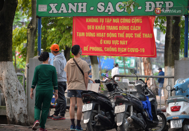 Ảnh: Bất chấp đang trong thời gian cách ly xã hội, các tuyến phố Hà Nội bỗng tấp nập dù không phải giờ cao điểm, nhiều bạn trẻ rủ nhau ra ngoài hẹn hò - Ảnh 4. Ảnh: Bất chấp đang trong thời gian cách ly xã hội, các tuyến phố Hà Nội bỗng tấp nập dù không phải giờ cao điểm, nhiều bạn trẻ rủ nhau ra ngoài hẹn hò - Ảnh 4.