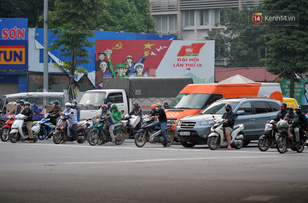 Ảnh: Bất chấp đang trong thời gian cách ly xã hội, các tuyến phố Hà Nội bỗng tấp nập dù không phải giờ cao điểm, nhiều bạn trẻ rủ nhau ra ngoài hẹn hò - Ảnh 23. Ảnh: Bất chấp đang trong thời gian cách ly xã hội, các tuyến phố Hà Nội bỗng tấp nập dù không phải giờ cao điểm, nhiều bạn trẻ rủ nhau ra ngoài hẹn hò - Ảnh 23.