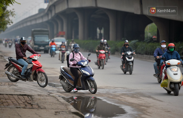 Ảnh: Bất chấp đang trong thời gian cách ly xã hội, các tuyến phố Hà Nội bỗng tấp nập dù không phải giờ cao điểm, nhiều bạn trẻ rủ nhau ra ngoài hẹn hò - Ảnh 25. Ảnh: Bất chấp đang trong thời gian cách ly xã hội, các tuyến phố Hà Nội bỗng tấp nập dù không phải giờ cao điểm, nhiều bạn trẻ rủ nhau ra ngoài hẹn hò - Ảnh 25.