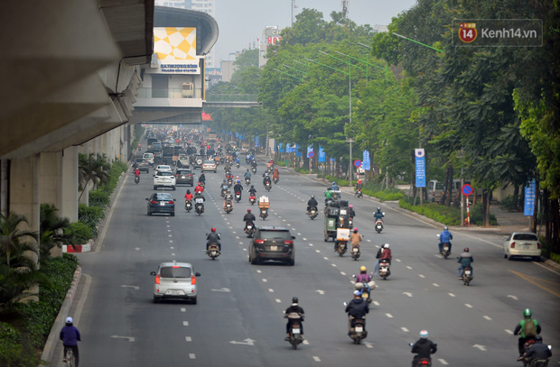 Ảnh: Bất chấp đang trong thời gian cách ly xã hội, các tuyến phố Hà Nội bỗng tấp nập dù không phải giờ cao điểm, nhiều bạn trẻ rủ nhau ra ngoài hẹn hò - Ảnh 26. Ảnh: Bất chấp đang trong thời gian cách ly xã hội, các tuyến phố Hà Nội bỗng tấp nập dù không phải giờ cao điểm, nhiều bạn trẻ rủ nhau ra ngoài hẹn hò - Ảnh 26.
