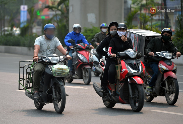 Ảnh: Bất chấp đang trong thời gian cách ly xã hội, các tuyến phố Hà Nội bỗng tấp nập dù không phải giờ cao điểm, nhiều bạn trẻ rủ nhau ra ngoài hẹn hò - Ảnh 27. Ảnh: Bất chấp đang trong thời gian cách ly xã hội, các tuyến phố Hà Nội bỗng tấp nập dù không phải giờ cao điểm, nhiều bạn trẻ rủ nhau ra ngoài hẹn hò - Ảnh 27.