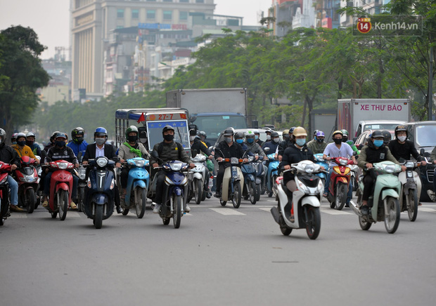 Ảnh: Bất chấp đang trong thời gian cách ly xã hội, các tuyến phố Hà Nội bỗng tấp nập dù không phải giờ cao điểm, nhiều bạn trẻ rủ nhau ra ngoài hẹn hò - Ảnh 28. Ảnh: Bất chấp đang trong thời gian cách ly xã hội, các tuyến phố Hà Nội bỗng tấp nập dù không phải giờ cao điểm, nhiều bạn trẻ rủ nhau ra ngoài hẹn hò - Ảnh 28.