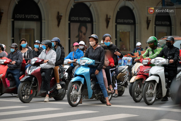 Ảnh: Bất chấp đang trong thời gian cách ly xã hội, các tuyến phố Hà Nội bỗng tấp nập dù không phải giờ cao điểm, nhiều bạn trẻ rủ nhau ra ngoài hẹn hò - Ảnh 29. Ảnh: Bất chấp đang trong thời gian cách ly xã hội, các tuyến phố Hà Nội bỗng tấp nập dù không phải giờ cao điểm, nhiều bạn trẻ rủ nhau ra ngoài hẹn hò - Ảnh 29.