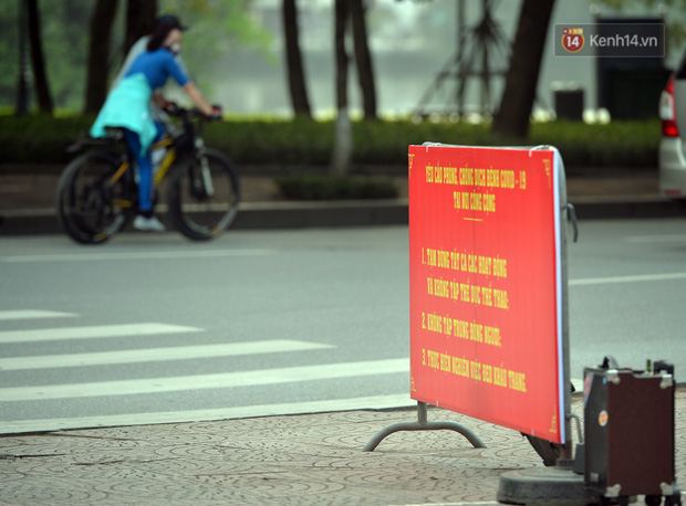 Ảnh: Bất chấp đang trong thời gian cách ly xã hội, các tuyến phố Hà Nội bỗng tấp nập dù không phải giờ cao điểm, nhiều bạn trẻ rủ nhau ra ngoài hẹn hò - Ảnh 33. Ảnh: Bất chấp đang trong thời gian cách ly xã hội, các tuyến phố Hà Nội bỗng tấp nập dù không phải giờ cao điểm, nhiều bạn trẻ rủ nhau ra ngoài hẹn hò - Ảnh 33.