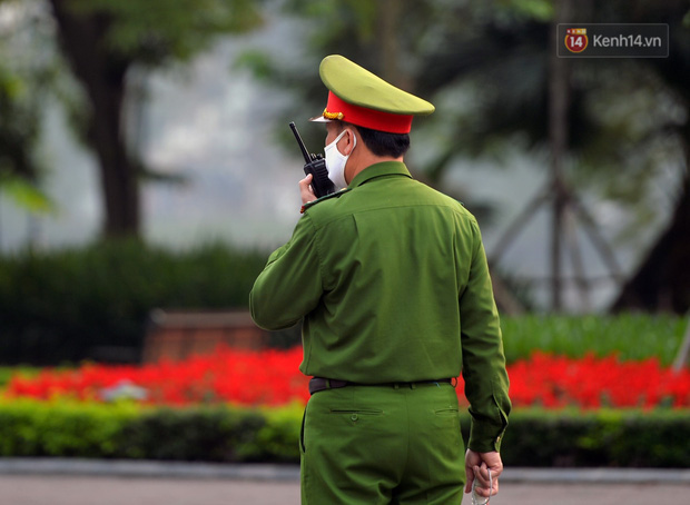 Ảnh: Bất chấp đang trong thời gian cách ly xã hội, các tuyến phố Hà Nội bỗng tấp nập dù không phải giờ cao điểm, nhiều bạn trẻ rủ nhau ra ngoài hẹn hò - Ảnh 34. Ảnh: Bất chấp đang trong thời gian cách ly xã hội, các tuyến phố Hà Nội bỗng tấp nập dù không phải giờ cao điểm, nhiều bạn trẻ rủ nhau ra ngoài hẹn hò - Ảnh 34.