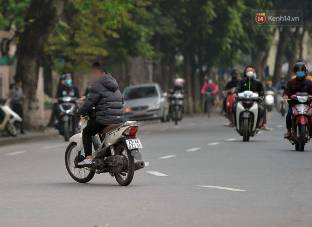 Ảnh: Bất chấp đang trong thời gian cách ly xã hội, các tuyến phố Hà Nội bỗng tấp nập dù không phải giờ cao điểm, nhiều bạn trẻ rủ nhau ra ngoài hẹn hò - Ảnh 35. Ảnh: Bất chấp đang trong thời gian cách ly xã hội, các tuyến phố Hà Nội bỗng tấp nập dù không phải giờ cao điểm, nhiều bạn trẻ rủ nhau ra ngoài hẹn hò - Ảnh 35.