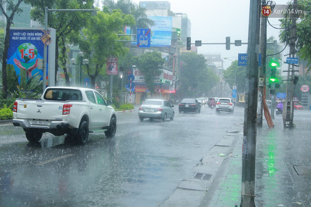 Ảnh: Hà Nội bất ngờ đổ mưa to chiều ngày 1/5 - Ảnh 12.