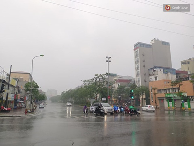 Ảnh: Hà Nội bất ngờ đổ mưa to chiều ngày 1/5 - Ảnh 16.