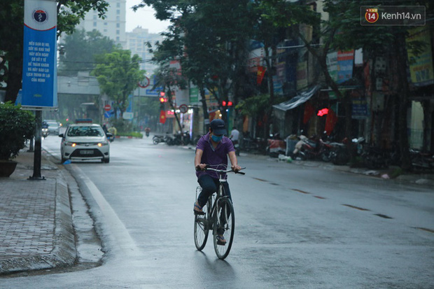 Ảnh: Hà Nội bất ngờ đổ mưa to chiều ngày 1/5 - Ảnh 5.