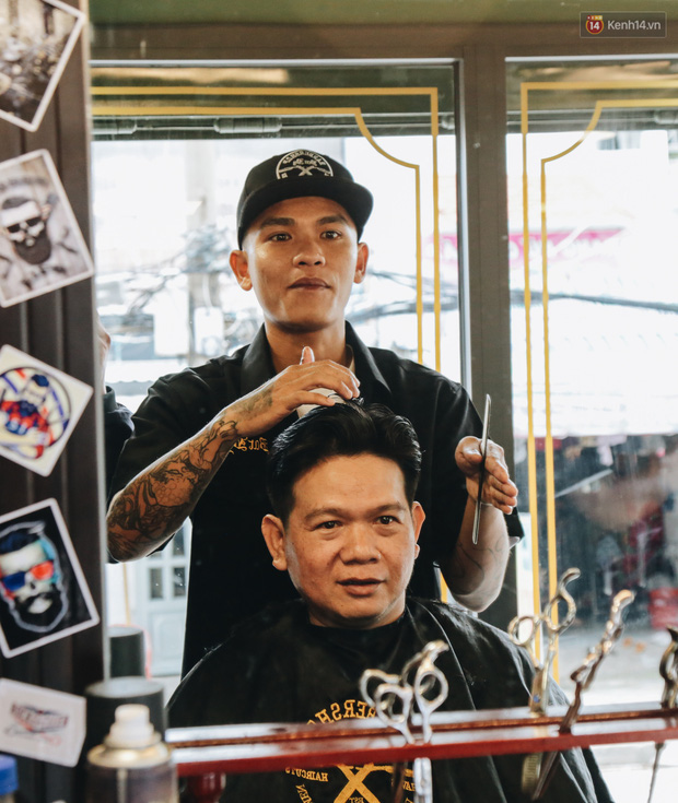 Độc đáo xe cắt tóc lưu động tiền tỷ ở Sài Gòn, khách chỉ cần trả phí bằng... nụ cười tươi - Ảnh 11.
